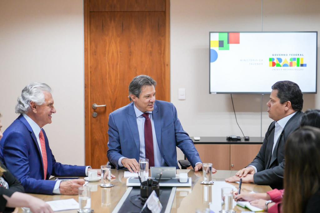 Governador Ronaldo Caiado durante reunião com o ministro da Economia, Fernando Haddad, em Brasília