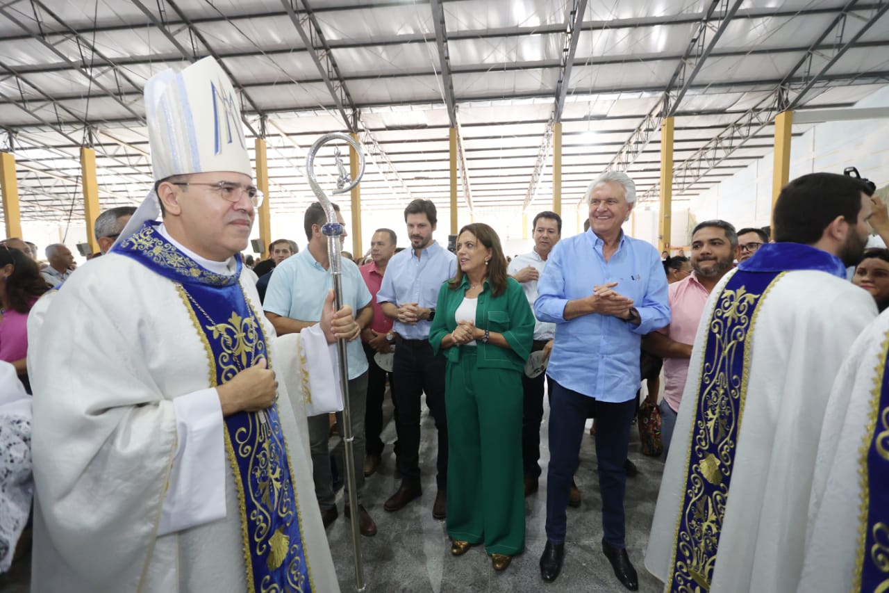 Governador Ronaldo Caiado sanciona lei que cria Dia do Romeiro de Nossa Senhora de Muquém, durante missa de encerramento da romaria, em Niquelândia