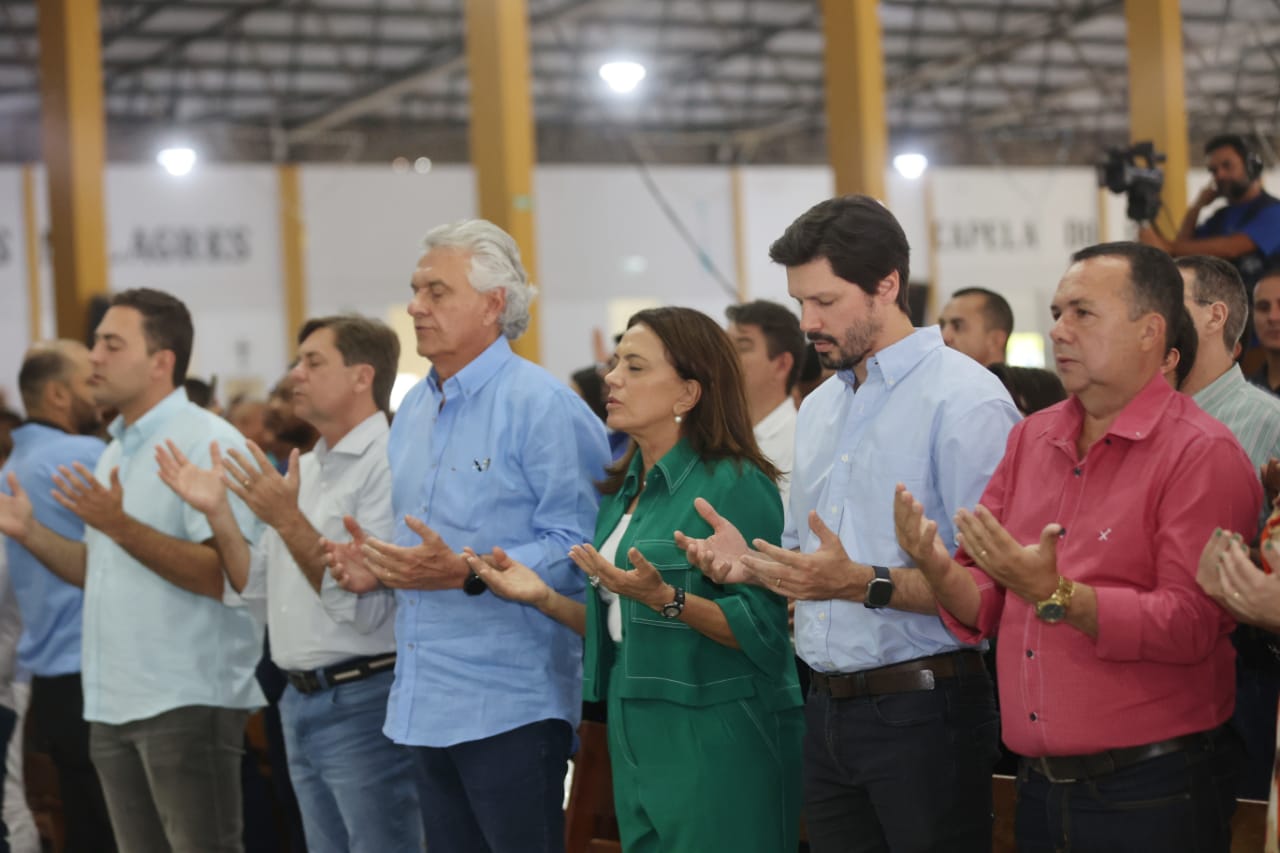 Daniel Vilela, acompanhado do governador Ronaldo Caiado e da Primeira-dama Gracinha Caiado, na missa que marcou o encerramento da Romaria de Muquém