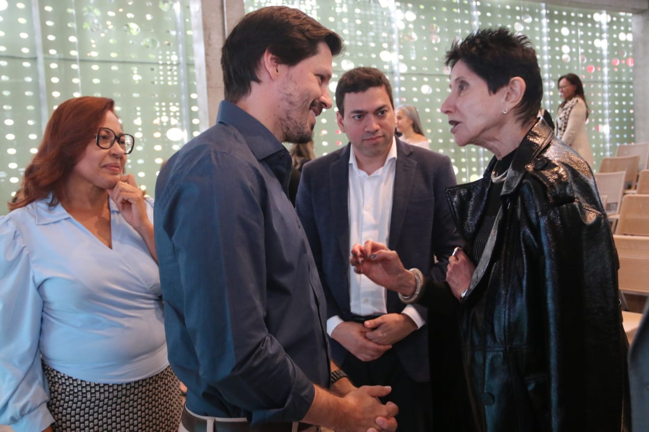 Daniel Vilela e secretário da Secti, José Frederico Lyra Netto, recebem a pesquisadora, que está em Goiás para implantação do programa Levemente 