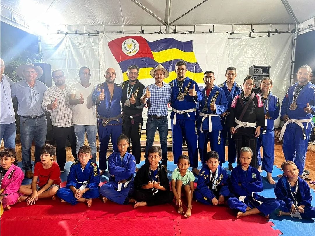 Prefeito de Orizona, Felipe Dias, ao lado dos instrutores e de participantes do projeto "Jiu-Jitsu Para Todos". (Reprodução/Prefeitura de Orizona)