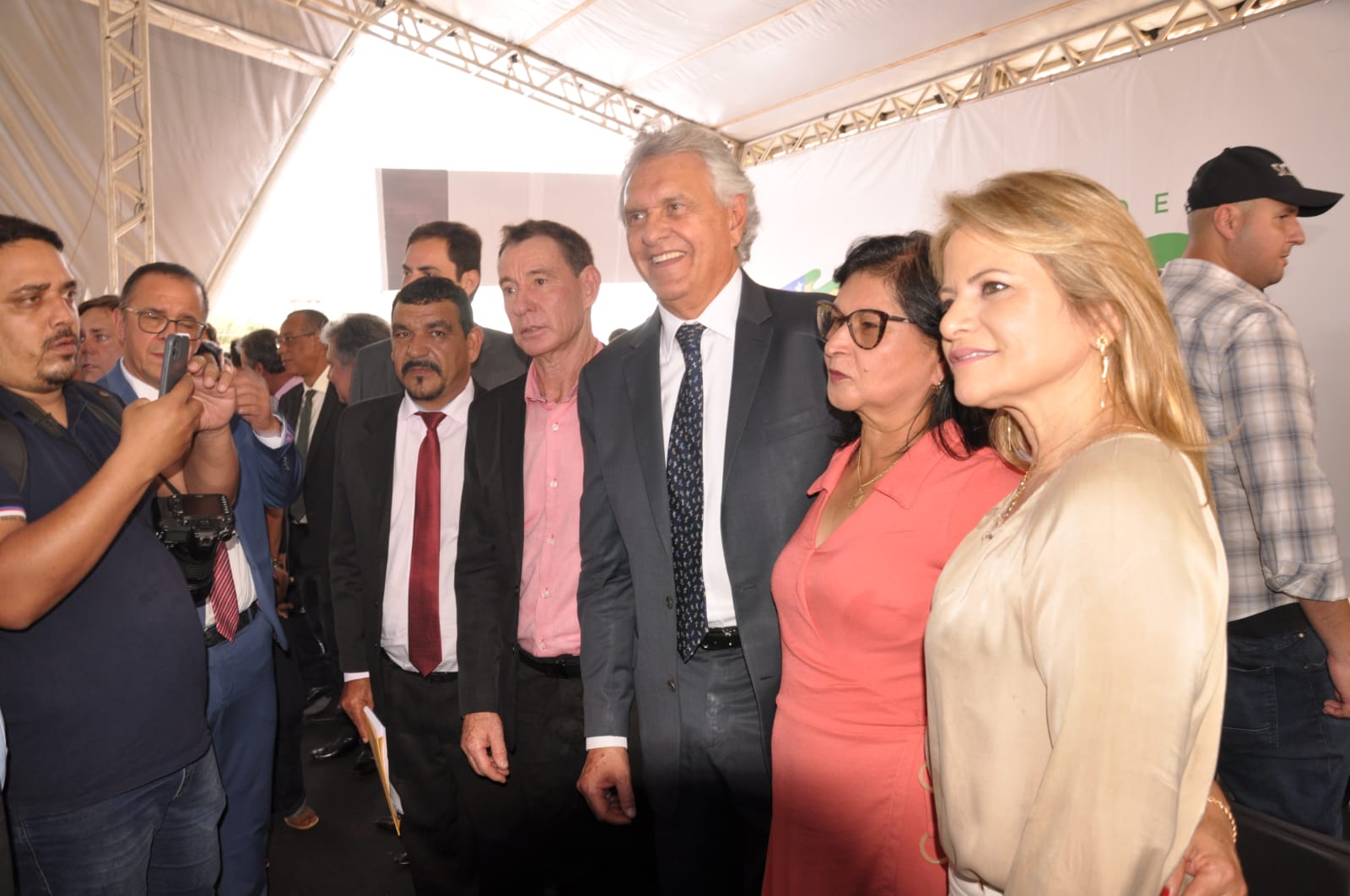 O presidente da Câmara João Campos, junto ao governador Ronaldo Caiado, o prefeito Ângelo da Paz, a 1ª dama Sebastiana de Jesus, e a deputada federal Flávia Morais pós ato de transferência da capital 