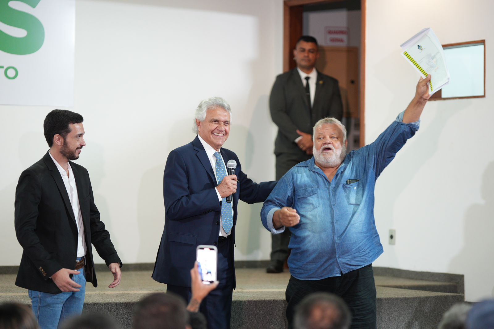 Tá na mão: agricultores familiares recebem título de propriedade de terras das mãos do governador Ronaldo Caiado