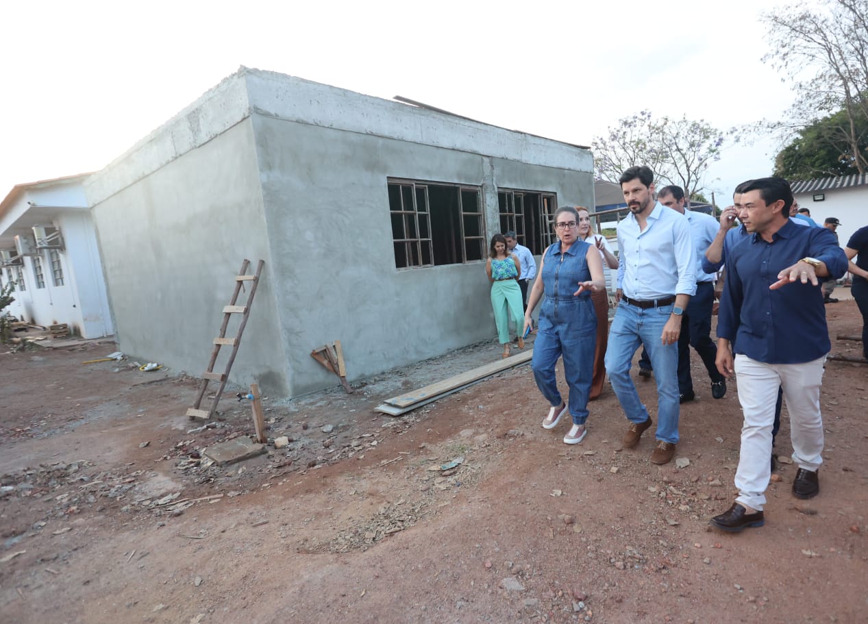 O governador em exercício Daniel Vilela vistoria obra de ampliação do Centro de Ensino em Período Integral Presidente Castelo Branco, em Bonfinópolis e recebe homenagem da Câmara de Vereadores do Muni