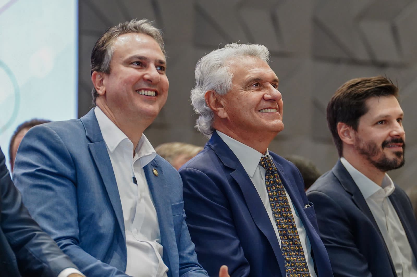 Governador Ronaldo Caiado, o vice Daniel Vilela ao lado do ministro da Educação, Camilo Santana, durante anúncio da adesão de Goiás a programas educacionais do governo federal 