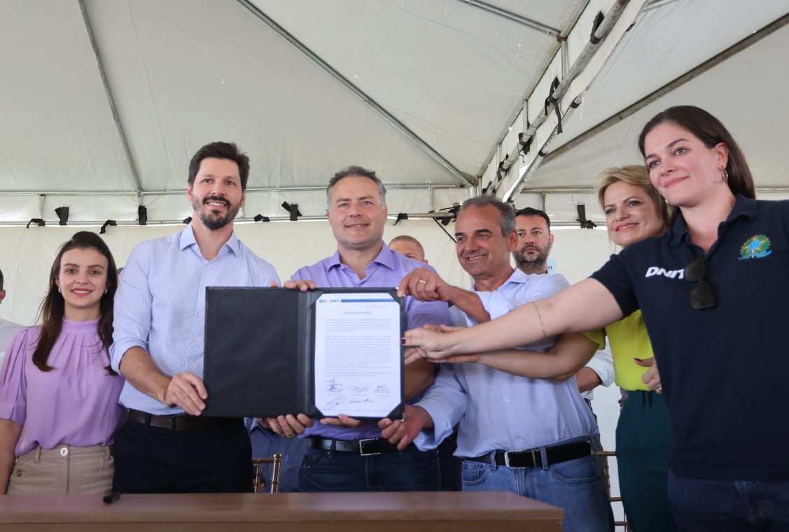 Ao lado do ministro Renan Filho, Daniel Vilela acompanha a inauguração do novo anel viário de Jataí junto com o 