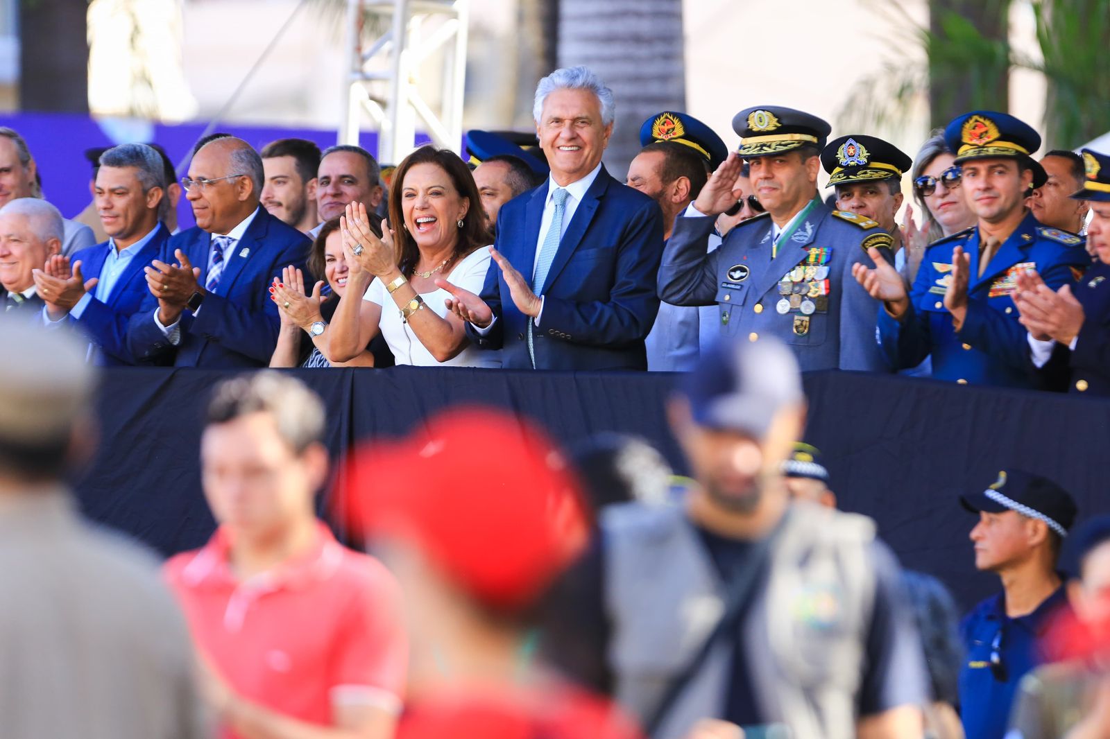 Governador Ronaldo Caiado e autoridades do município prestigiam passagem de tropas pela Avenida Tocantins, no centro de Goiânia