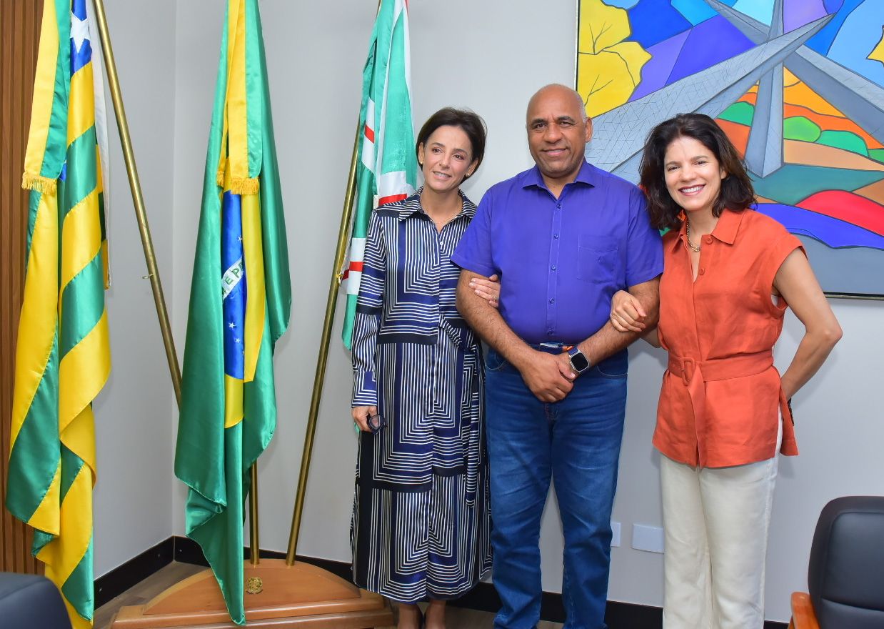  Prefeito Rogério discute implantação de memorial que vai contar a trajetória de Iris Rezende, com as filhas Ana Paula e Cristiane