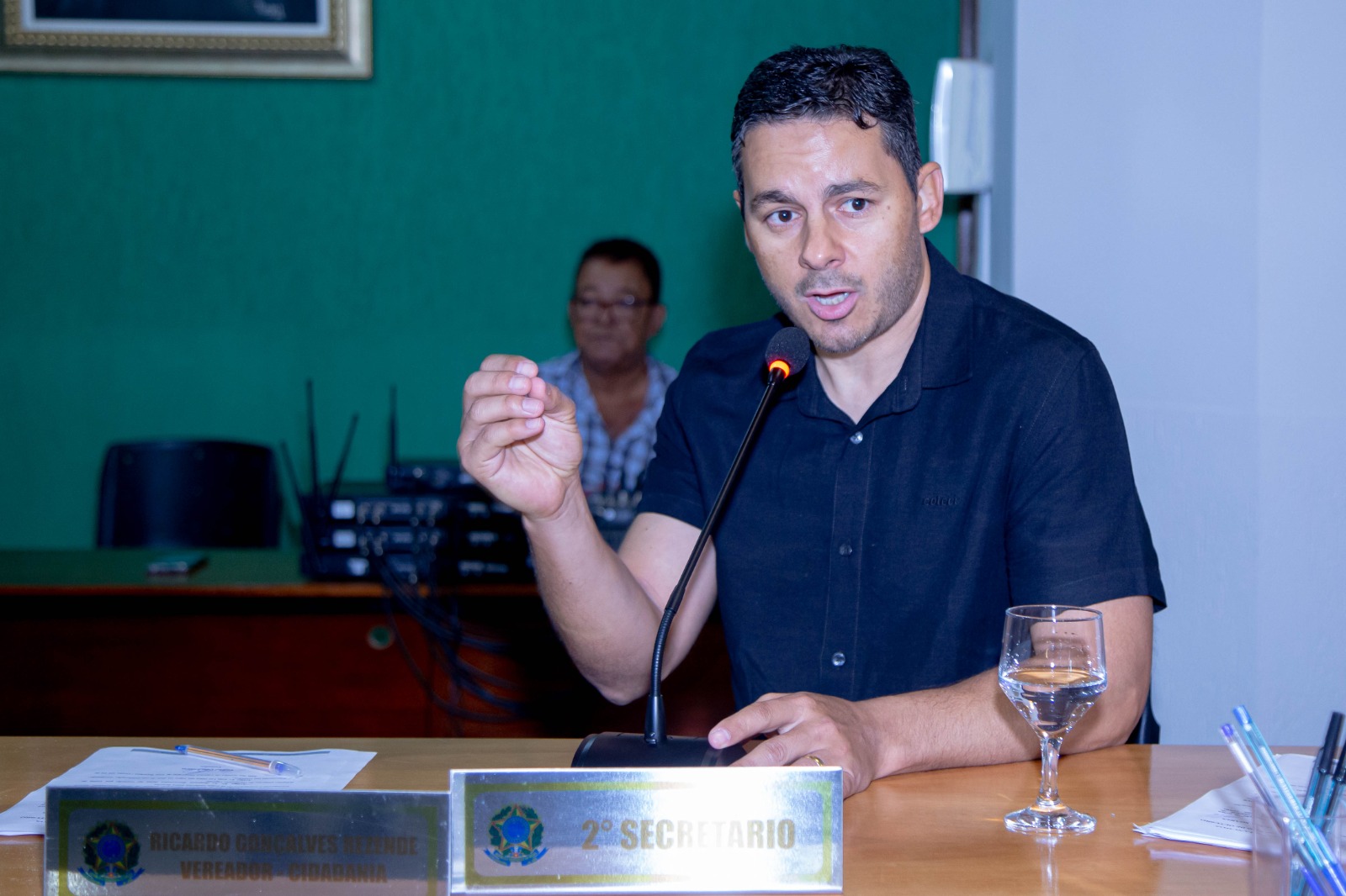 Dr. Hugo Deleon no Plenário da Câmara Ranulfo Nascimento respondendo os questionamentos 