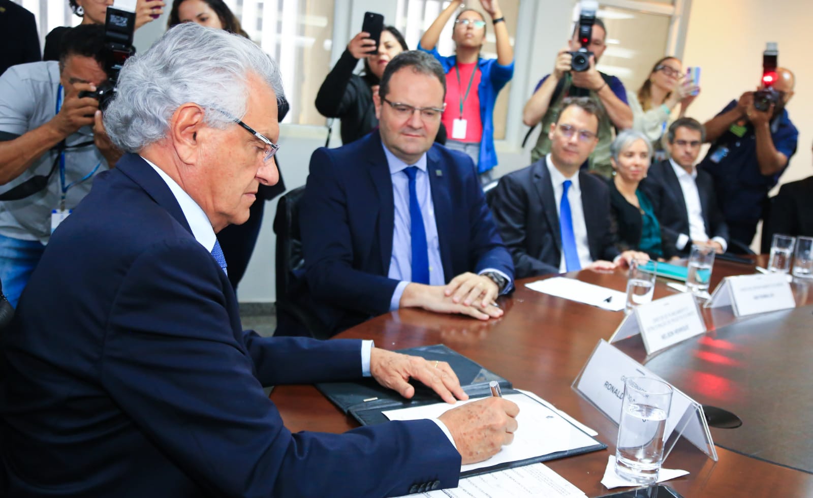Governador Ronaldo Caiado durante assinatura de contrato com o BNDES para estruturação de parcerias em saneamento no estado