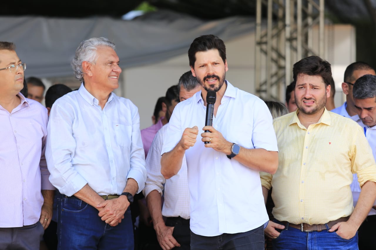 Daniel Vilela participa da tradicional festa da melancia, em Uruana