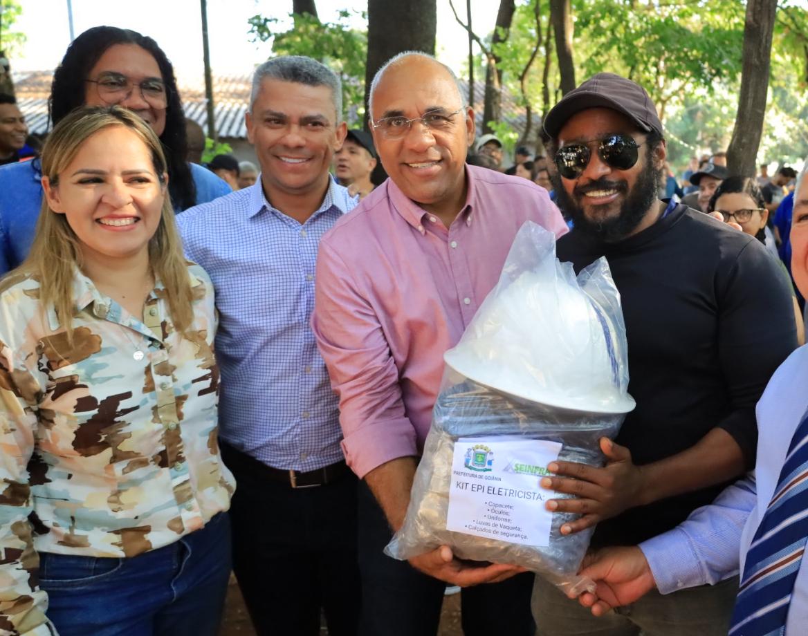 Prefeito Rogério entrega 300 conjuntos de uniformes e 70 equipamentos de proteção individual a servidores, na manhã desta quarta-feira (20/9), na sede da Seinfra, na Vila Santa Helena