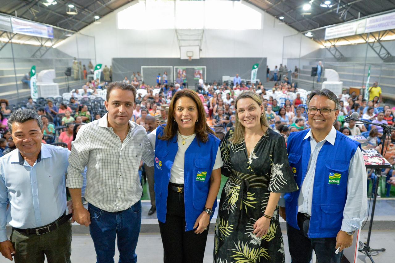 Gracinha Caiado ao lado do prefeito de Cristalina Daniel Sabino Vaz durante o ato de entrega benefícios do Goiás Social no município 