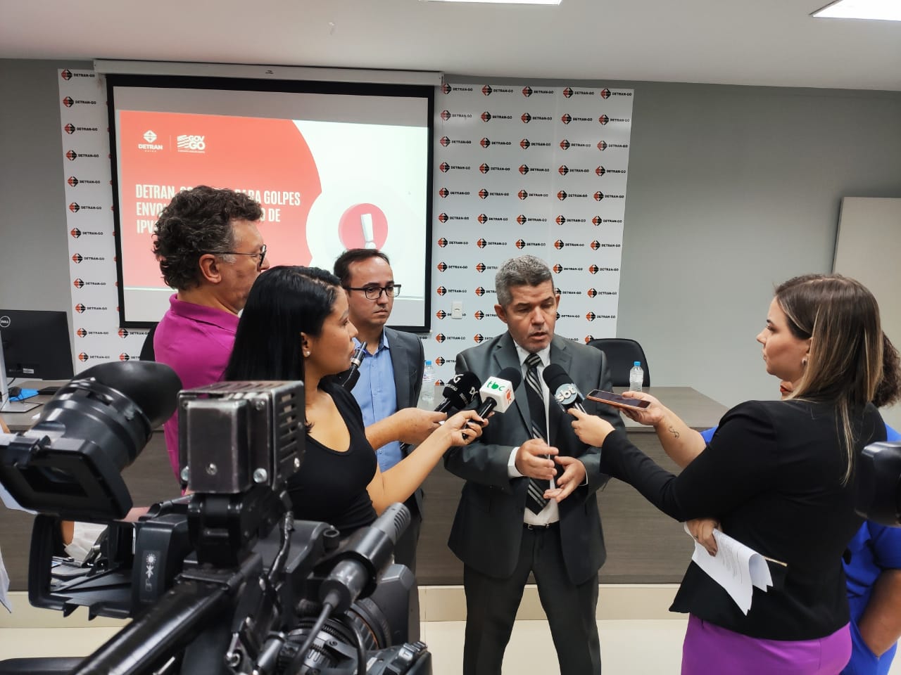 O presidente do Detran-GO, Delegado Waldir Soares de Oliveira, esclarece que os cidadãos devem ficar atentos para evitar se tornarem vítimas