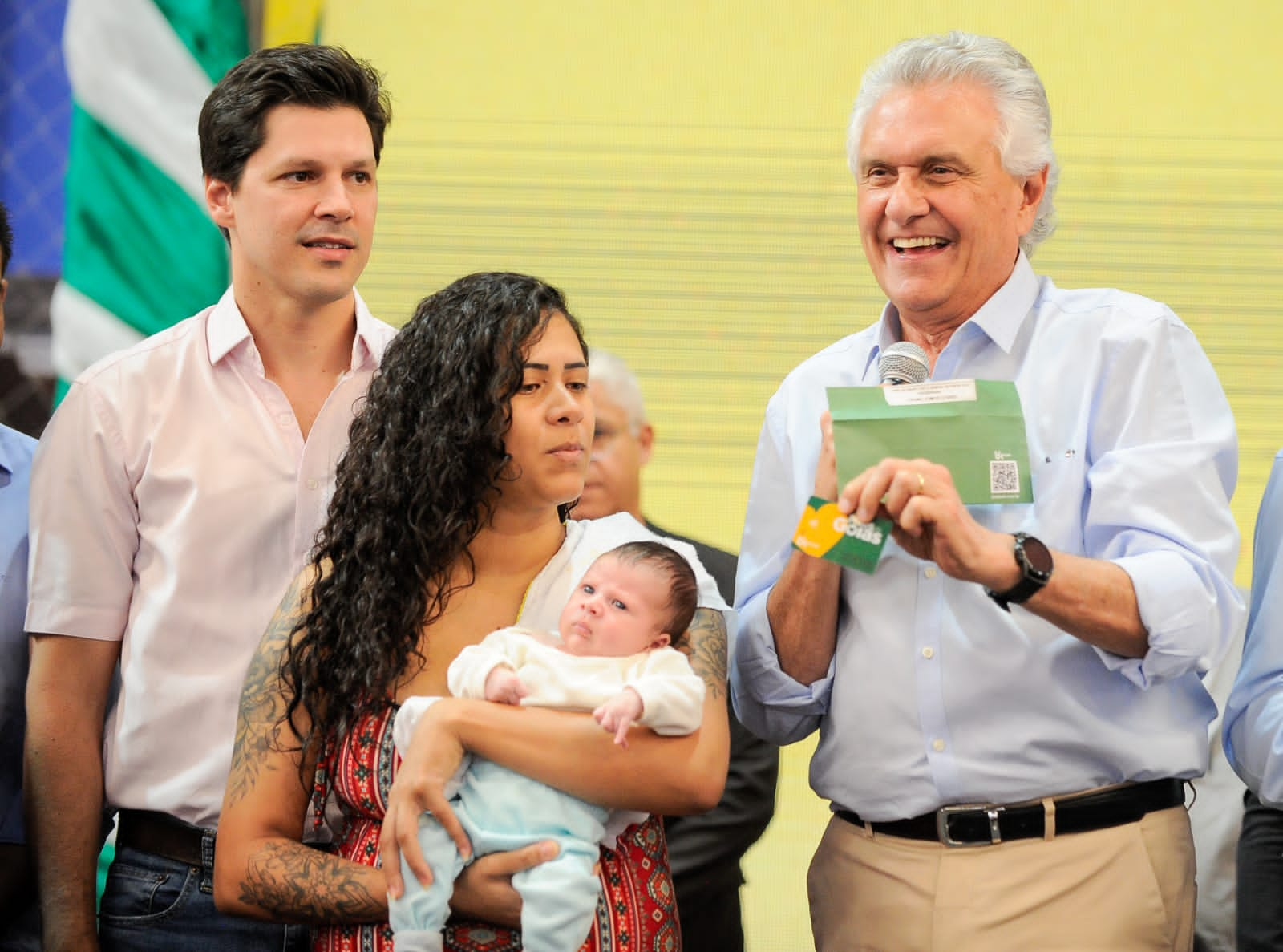  Governador Ronaldo Caiado e vice-governador Daniel Vilela entregam cartões sociais a famílias de Cidade Ocidental: benefícios deve ser usado para compra de alimentos e itens básicos