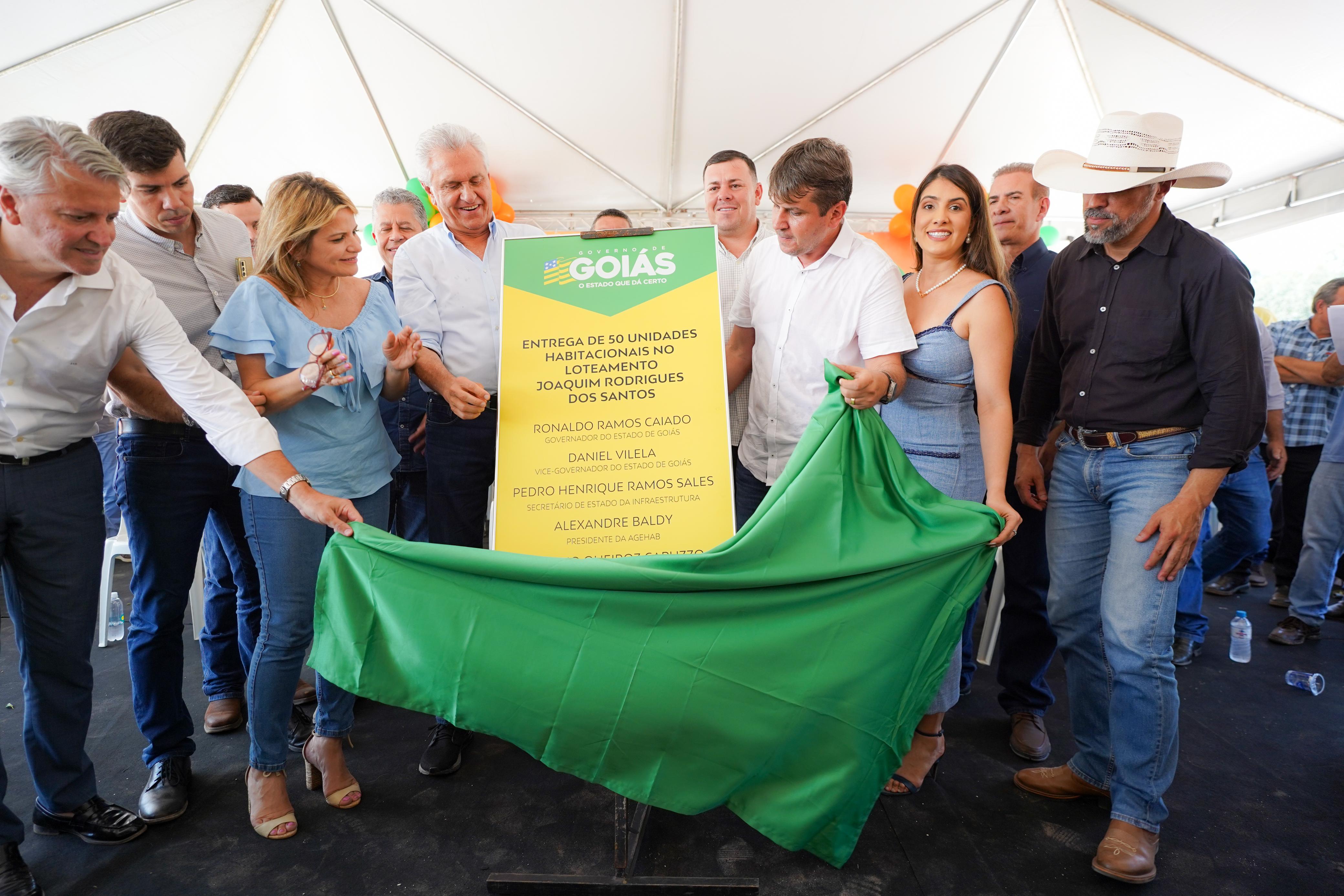 Governador Ronaldo Caiado entrega casas populares em Campestre: "obra de qualidade para o povo mais humilde"