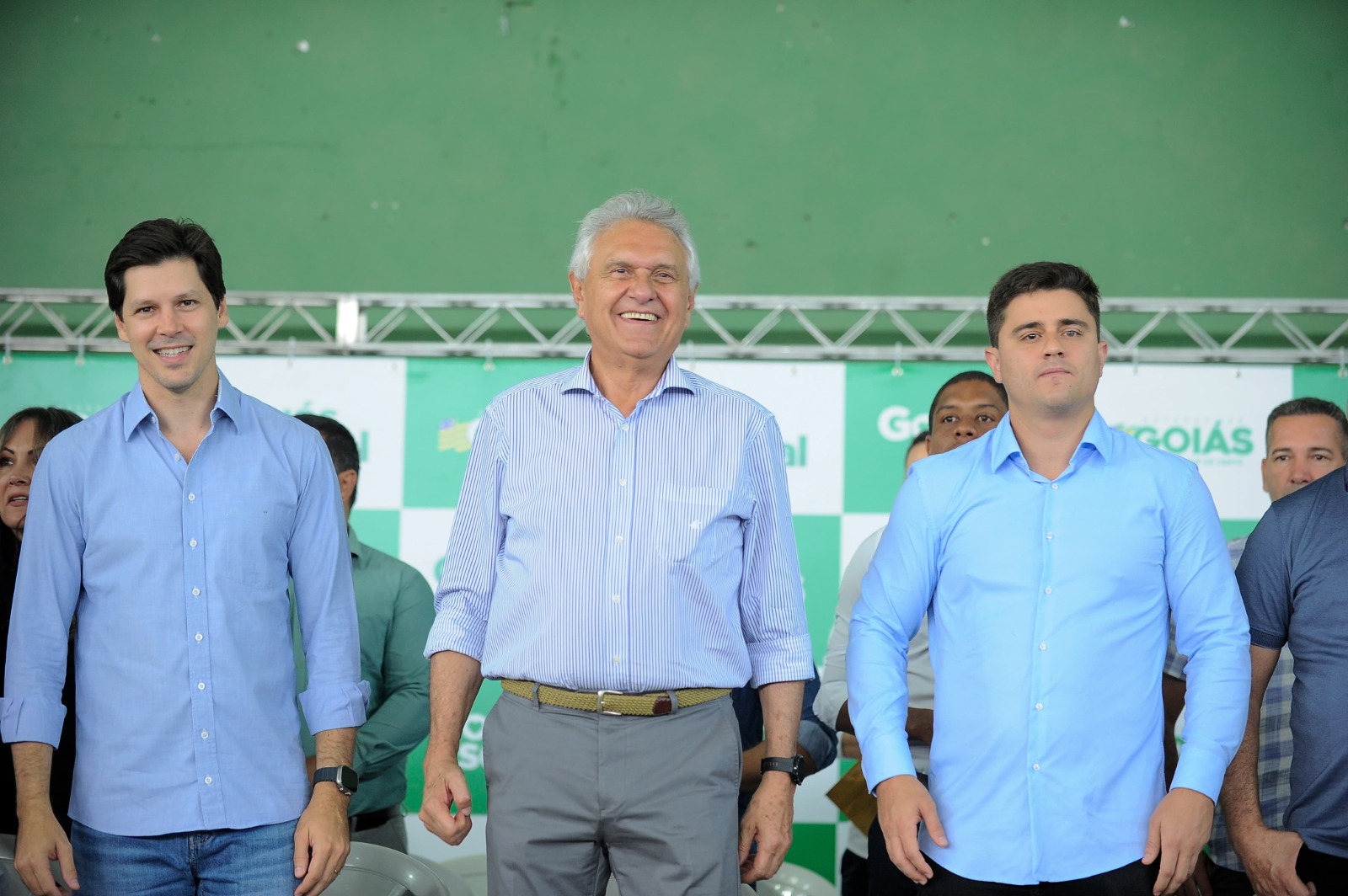 Governador Ronaldo Caiado, o vice Daniel Vilela e o prefeito Diego entregam benefícios sociais a moradores de Luziânia: proteção social e injeção de recursos na economia do município