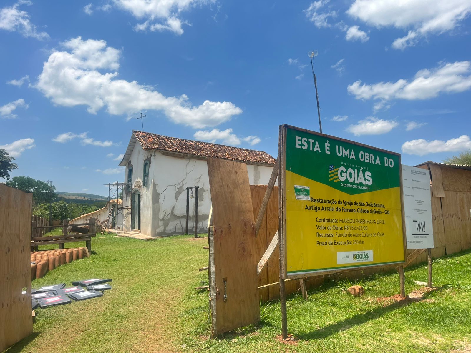 Com investimentos de R$ 1,5 milhão do Tesouro Estadual, restauração da Igreja São João Batista, no antigo Arraial do Ferreiro, deve ser concluída até abril de 2024