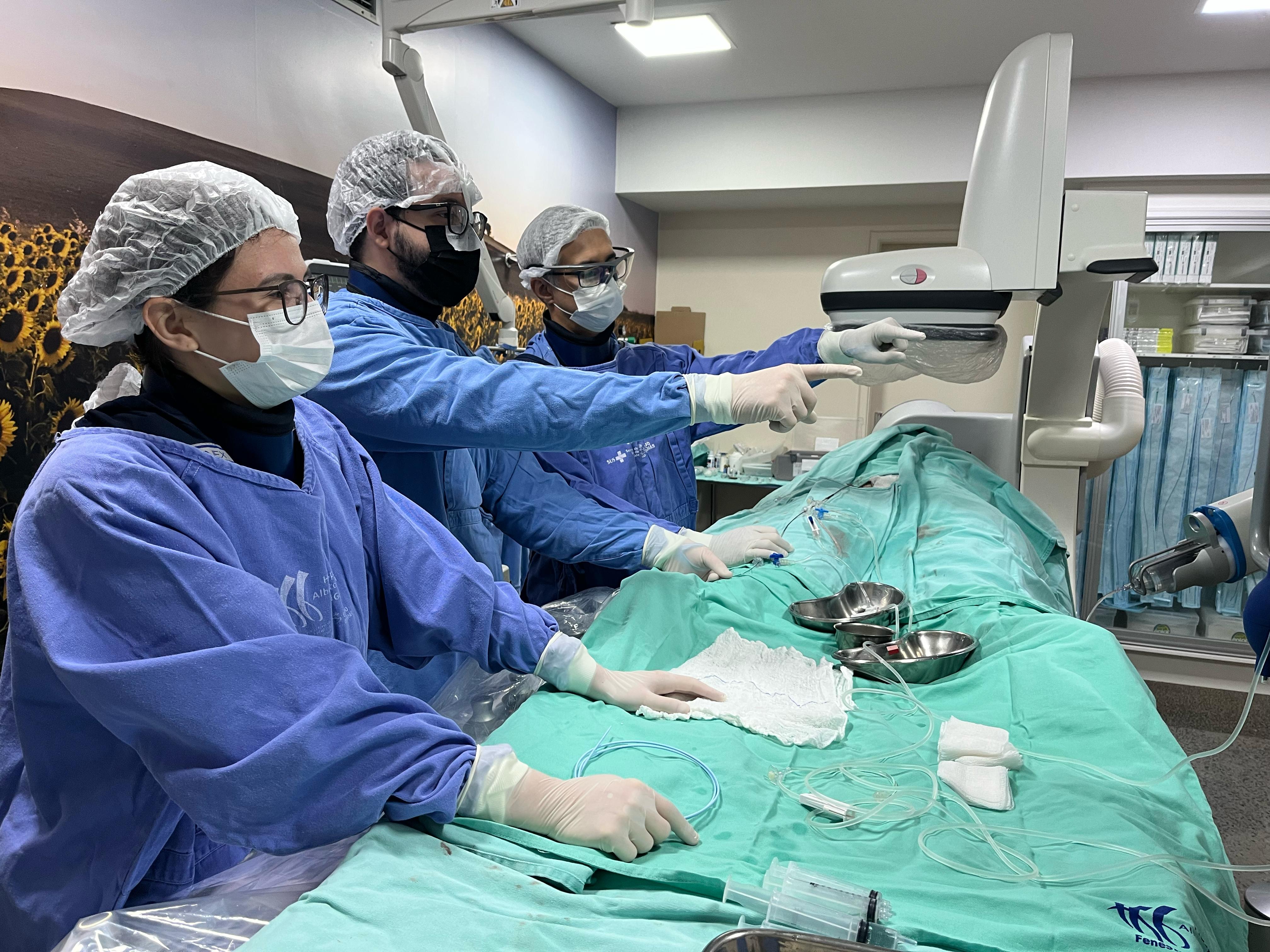 Equipe de neurocirurgia do HGG durante procedimento cirúrgico inédito para tratamento de aneurisma cerebral 