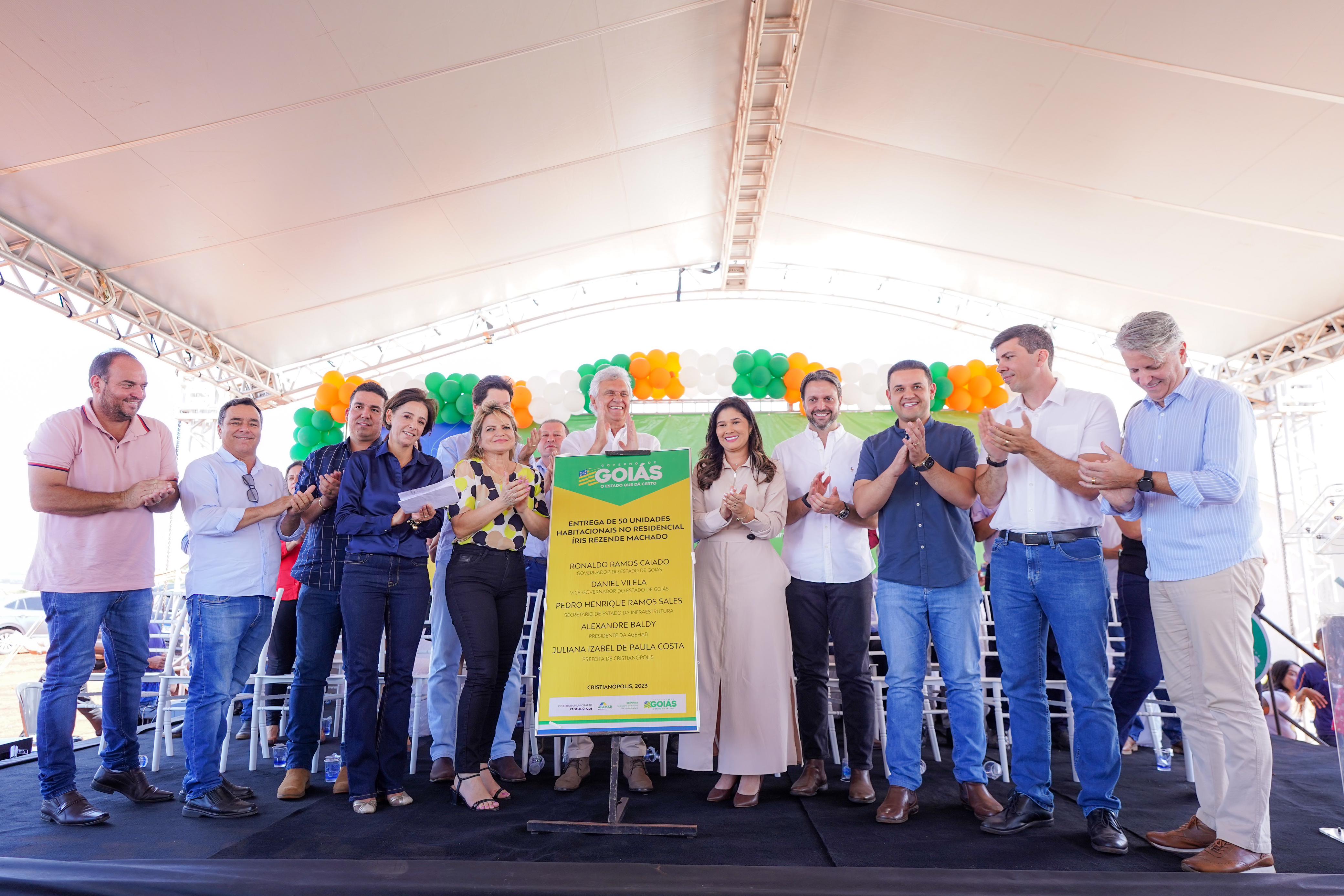 Governador Ronaldo Caiado e aliados durante entrega de 50 casas a custo zero em Cristianópolis