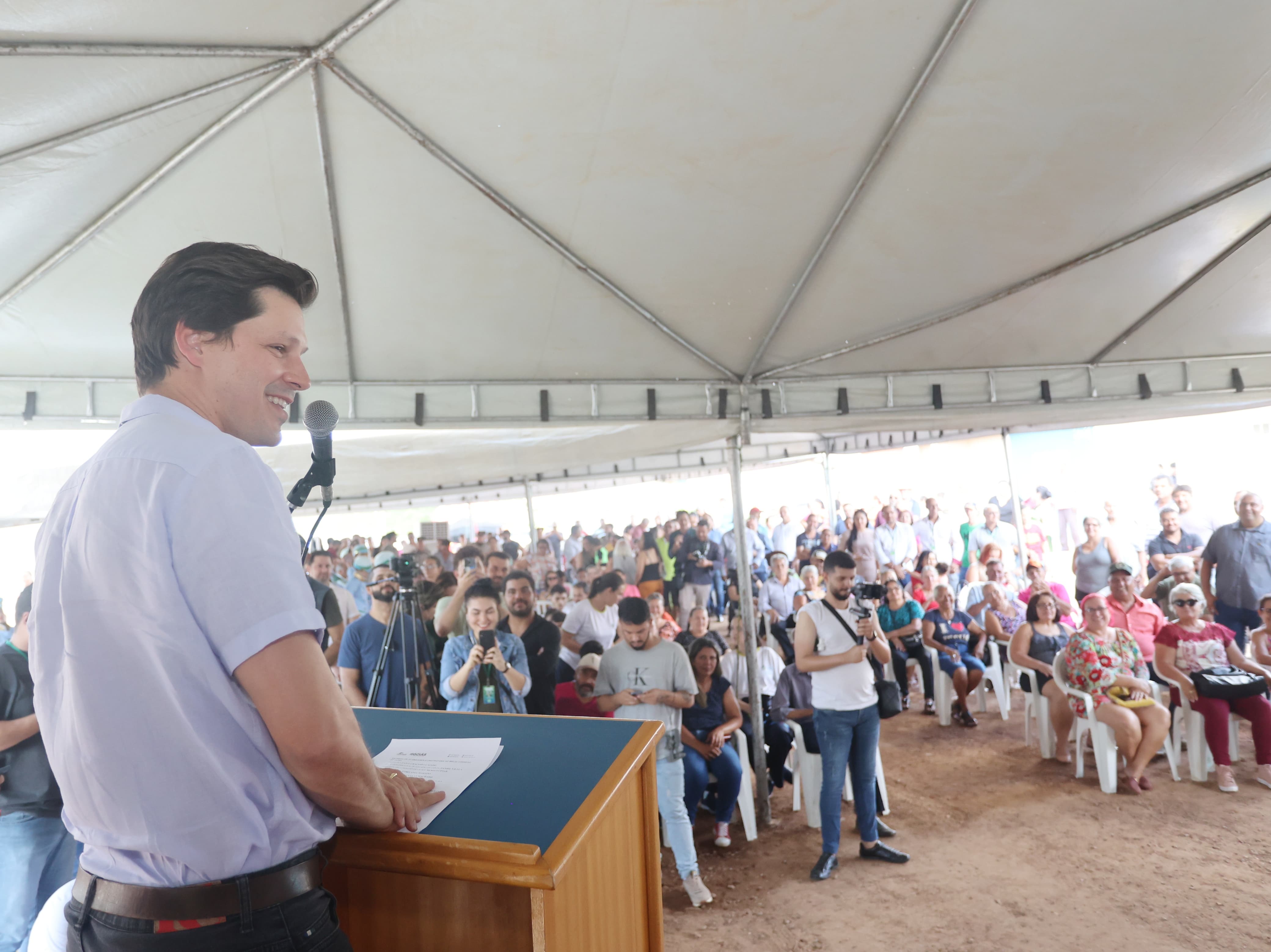 Em discurso, vice-governador de Goiás, Daniel Vilela, comemora entrega de 31 casas construídas pelo Governo de Goiás em Córrego do Ouro