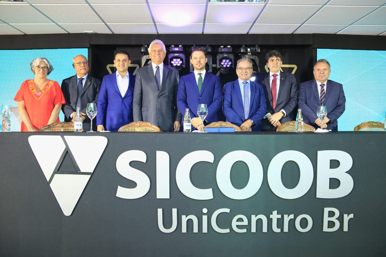 Governador destaca força do cooperativismo durante posse de nova diretoria do Sicoob UniCentro Br