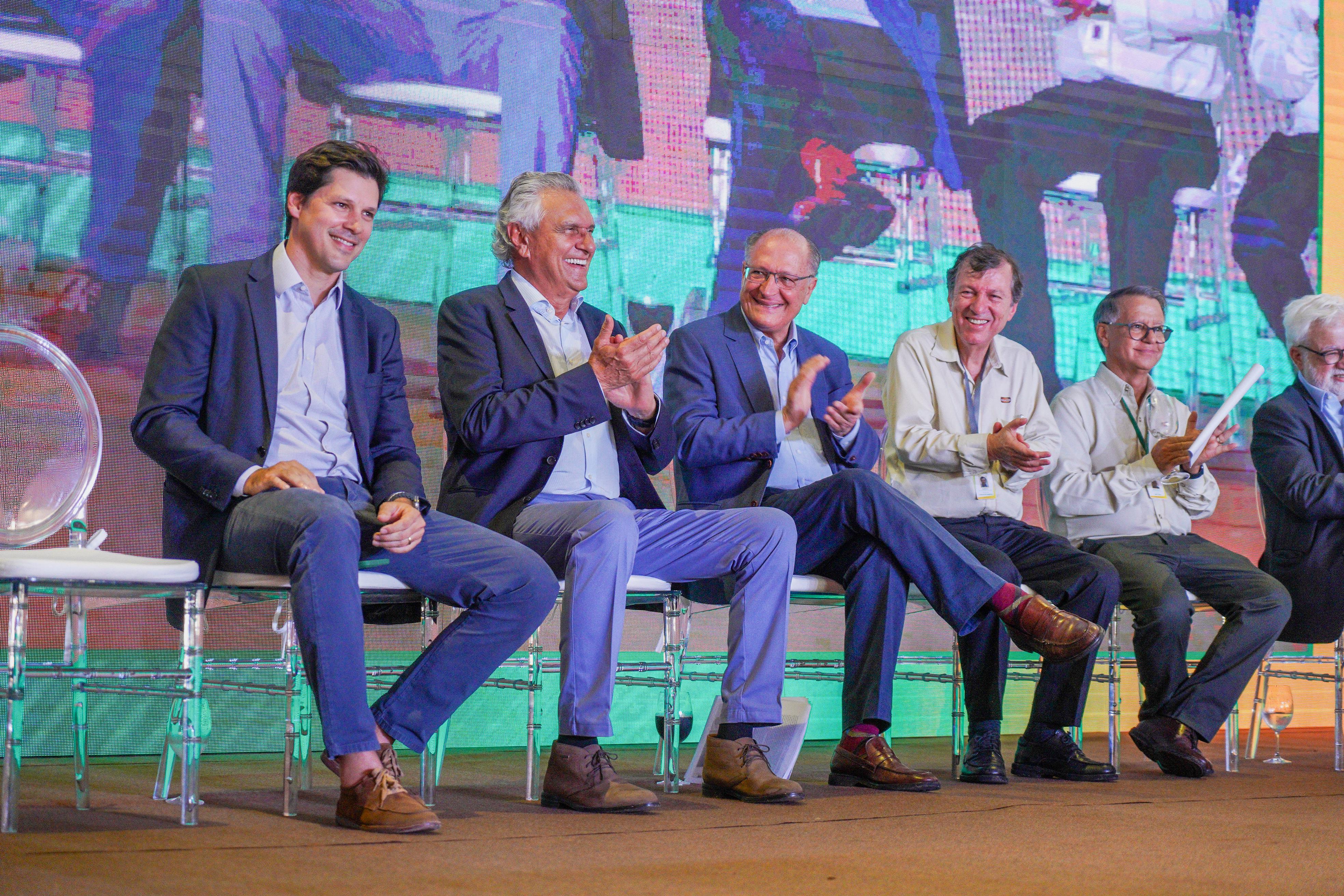 Daniel Vilela ao lado do governador Ronaldo Caiado e do vice-presidente da República, Geraldo Alckmin, vice-governador comemora instalação de nova fábrica da Caramuru em Itumbiara