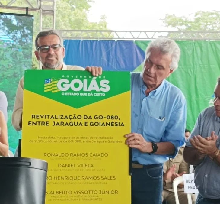 Governador Ronaldo Caiado ao lado do deputado estadual Renato de Castro durante entrega de obras da GO-080 e benefícios sociais em Goianésia: 