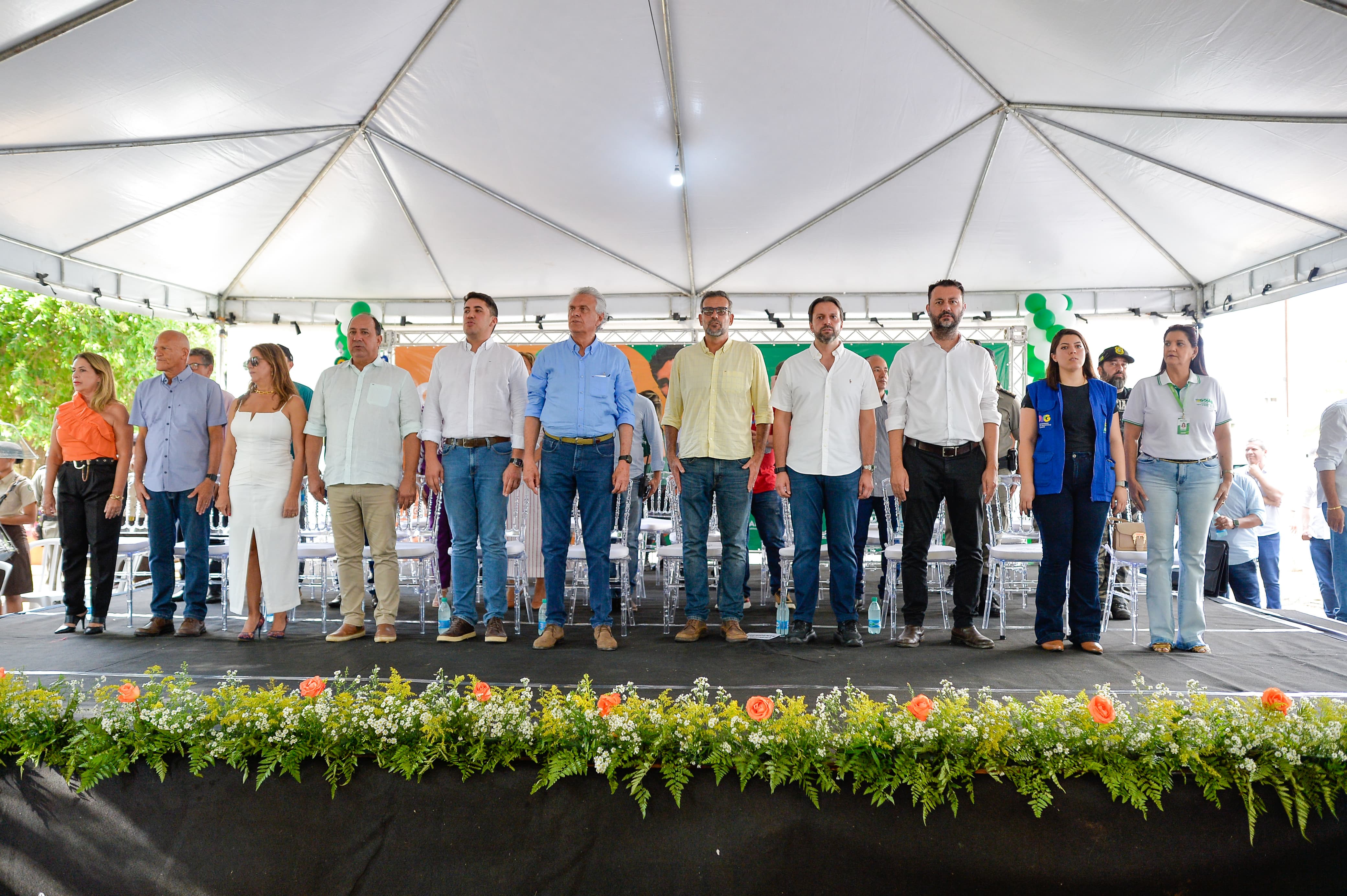  Governador Ronaldo Caiado durante entrega de benefícios do Goiás Social, em Jaraguá: 