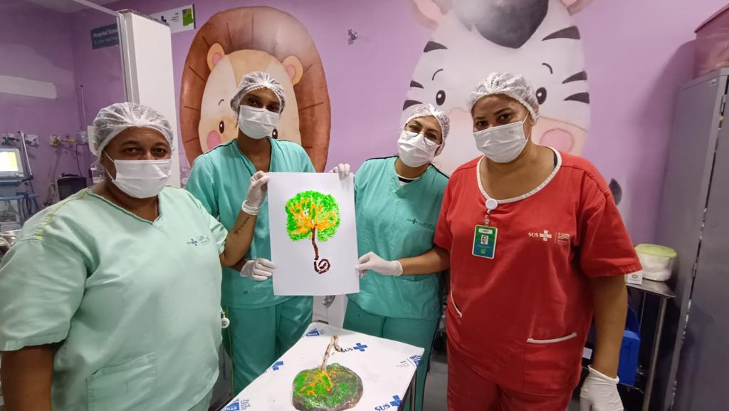 Conexão celebrada com arte e afeto: placenta se transforma em pintura entregue à mães atendidas no HEF