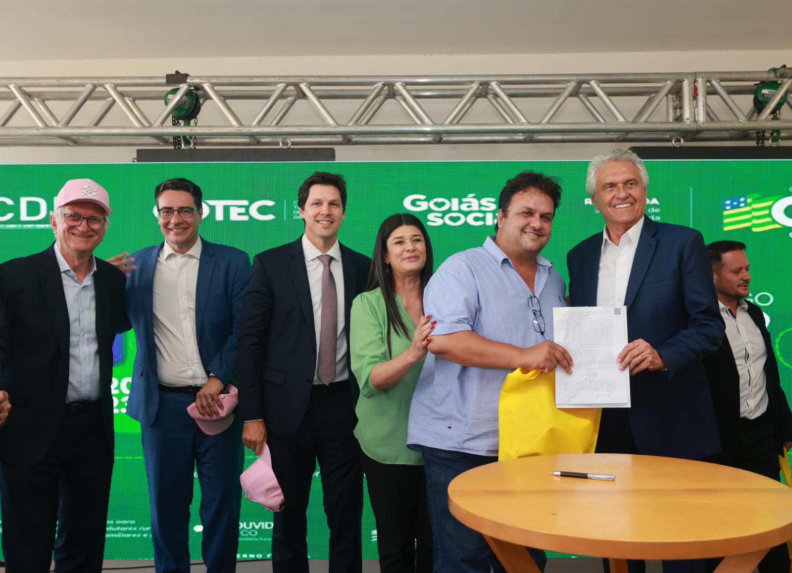 Daniel Vilela, ao lado do governador Ronaldo Caiado e da Sudeco, Rose Modesto, participam da assinatura de contratos do fundo