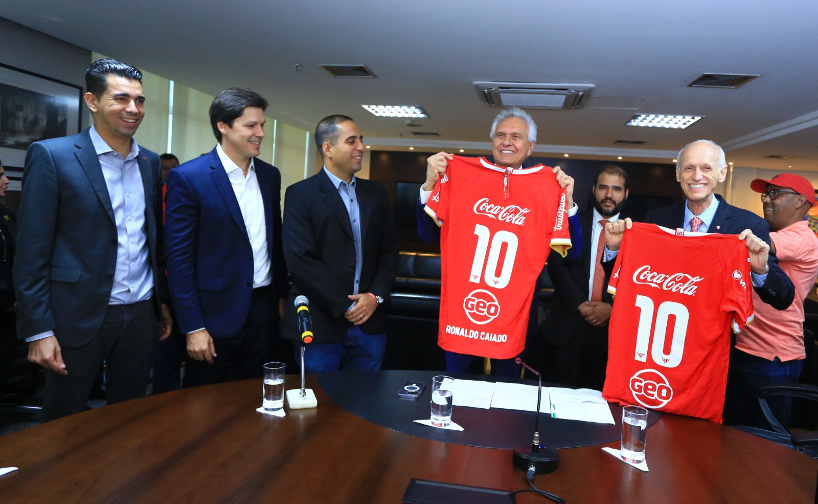 Governador Ronaldo Caiado e presidente José Alves Filho (Grupo José Alves) exibem camisas com novos patrocinadores do Vila Nova