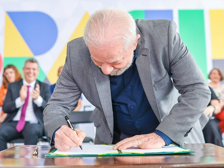 O presidente Lula assinou dois atos que liberam recursos para estados, municípios e o Distrito Federal (Foto: Ricardo Stuckert/PR)