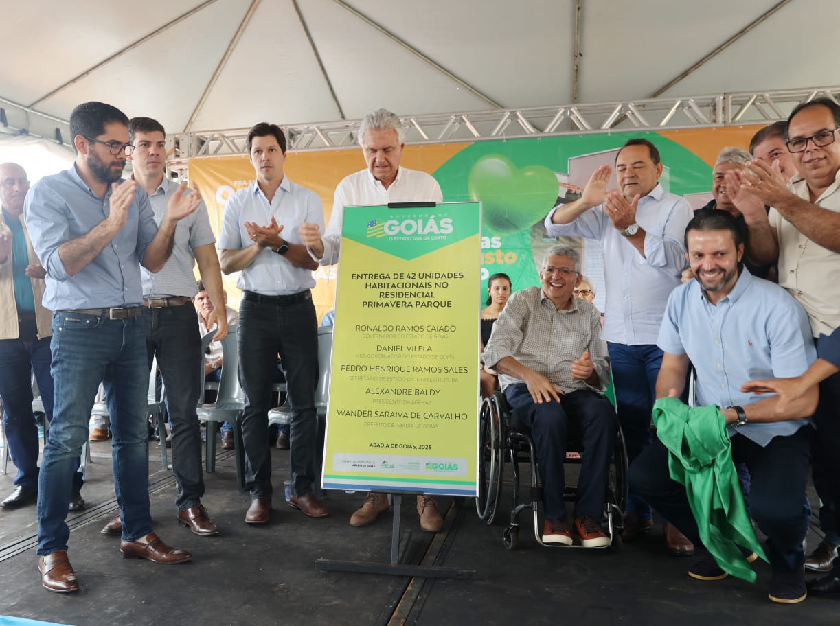 Daniel Vilela participa da cerimônia de entrega de 42 casas para famílias corantes de Abadia de Goiás