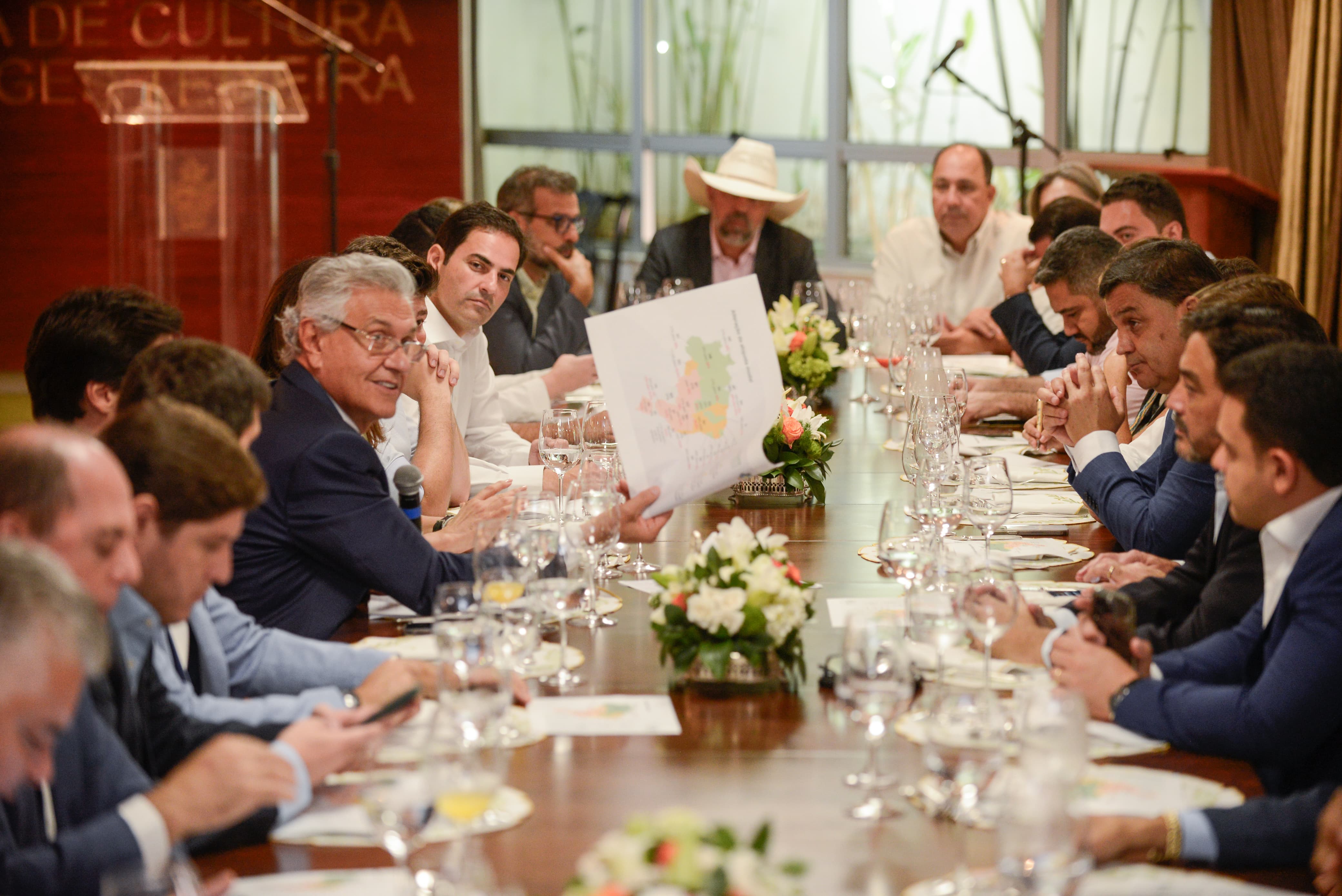 Caiado recebe deputados da base aliada para discutir projetos importantes para o Estado, como 2ª etapa do Goiás em Movimento-Eixo Municípios