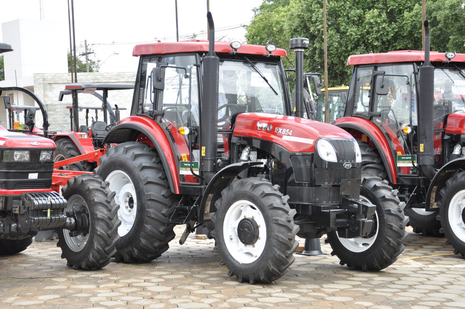 Governo de Goiás entrega 46 máquinas e equipamentos para apoiar atividades da agricultura familiar em 22 municípios goianos 