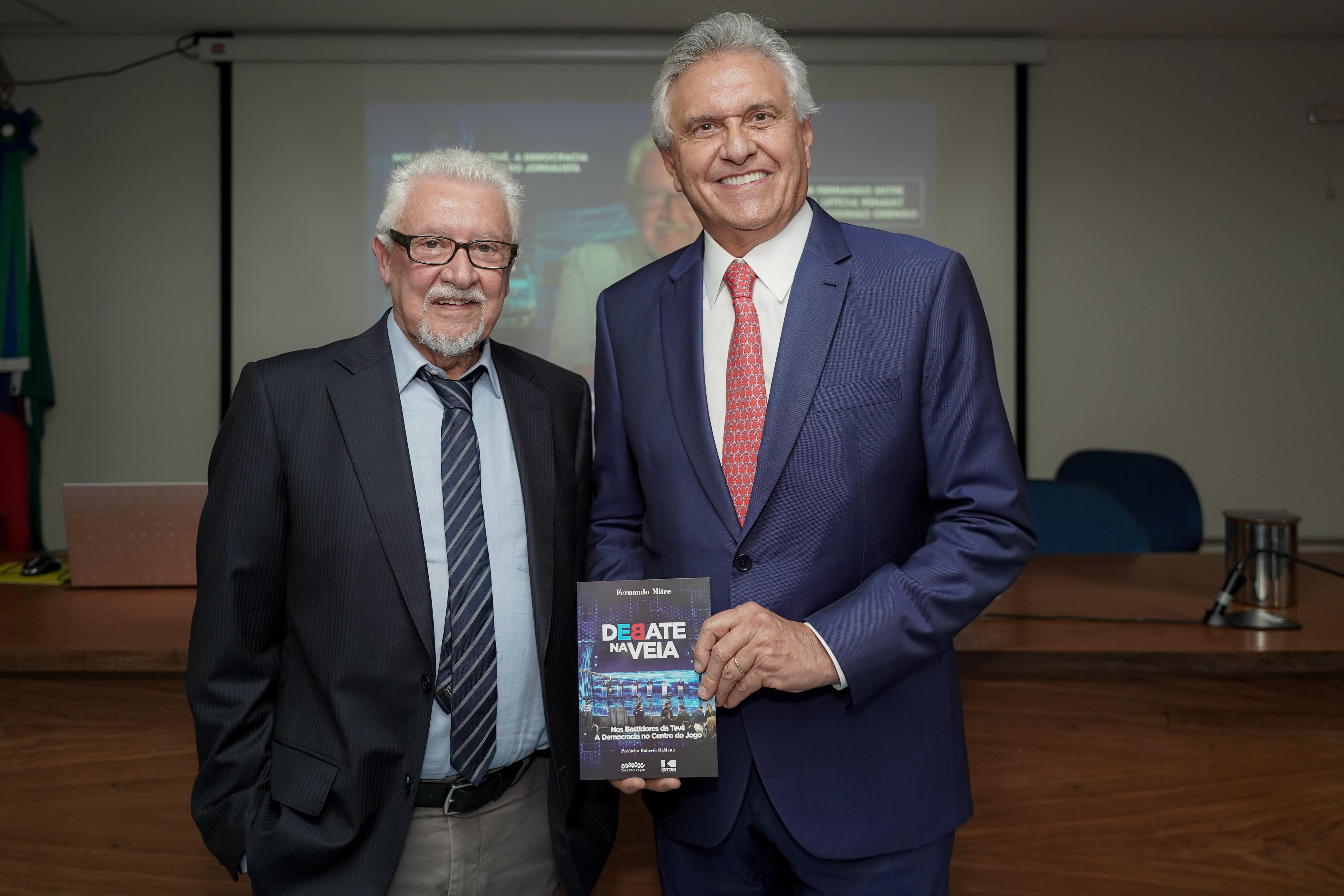 Na Universidade de Brasília (UnB), o governador Ronaldo Caiado participa do lançamento de livro do jornalista Fernando Mitre que retrata os grandes debates eleitorais após a redemocratização do país