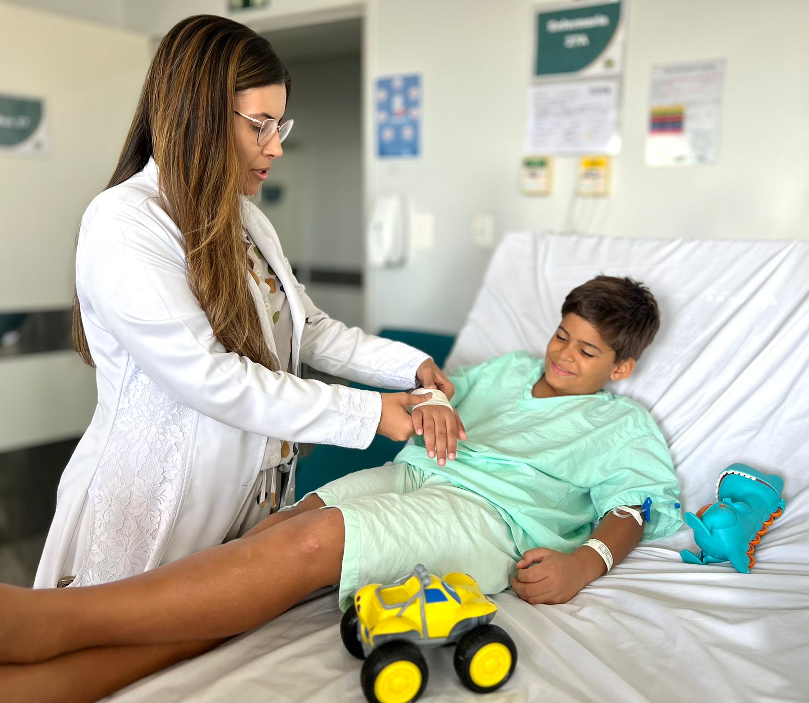 Ortopedista pediátrica Ingrid Araújo atende paciente no Hecad: 