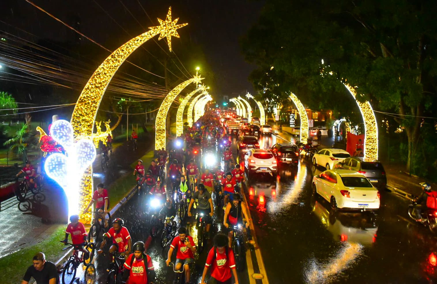 Bora de Bike - Especial Luzes de Natal marca entrega da capital iluminada