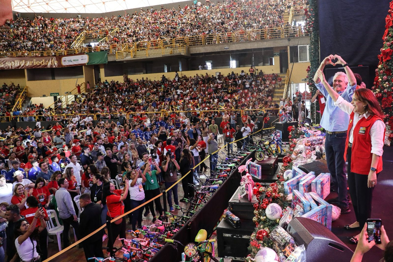 Governador Ronaldo Caiado e primeira-dama Gracinha Caiado comandam festa do Natal do Bem com distribuição de 21,5 mil brinquedos e sorteio de mais de 500 bicicletas