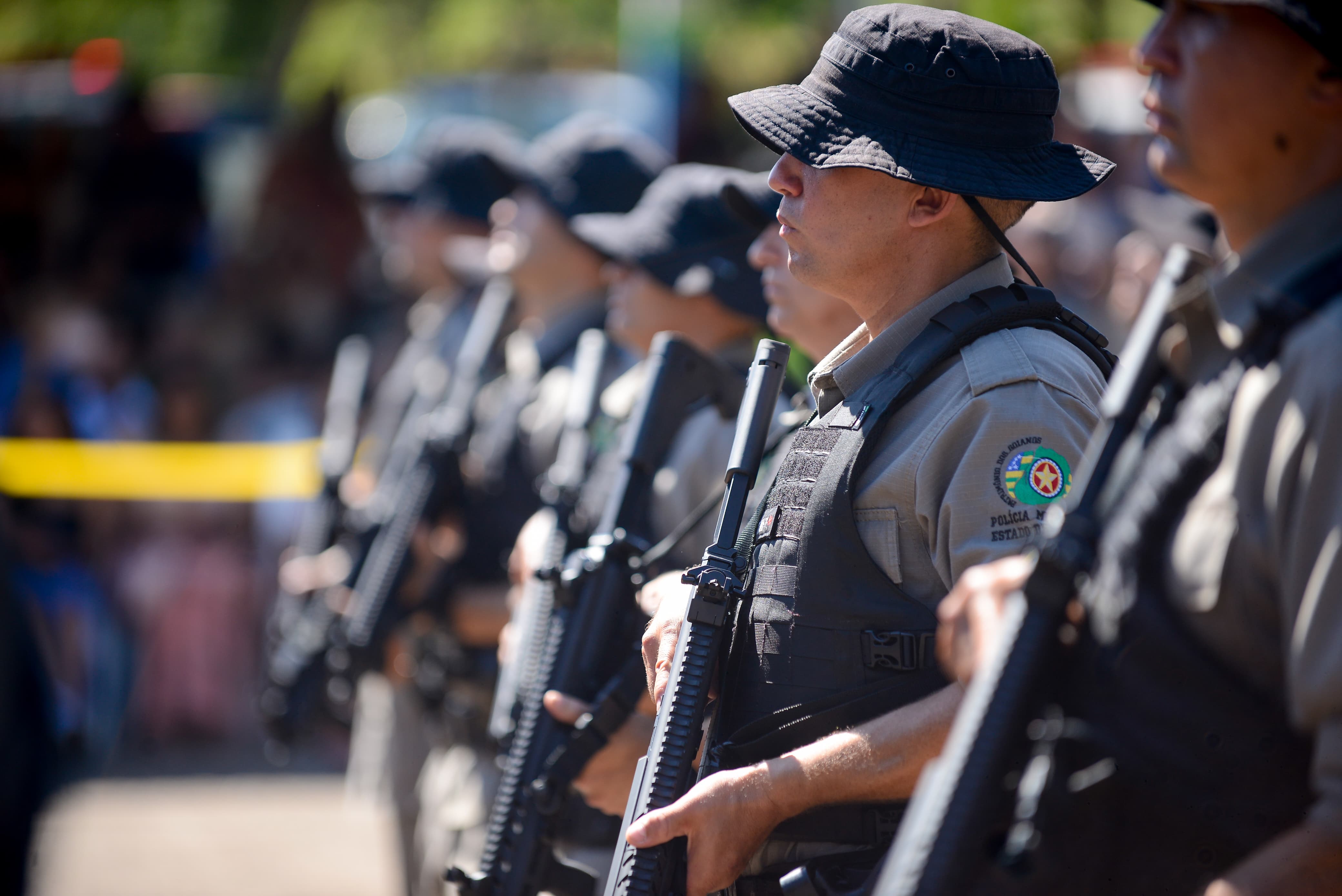 Policial Penal recebe colete antibalístico adquirido com recursos do Governo de Goiás