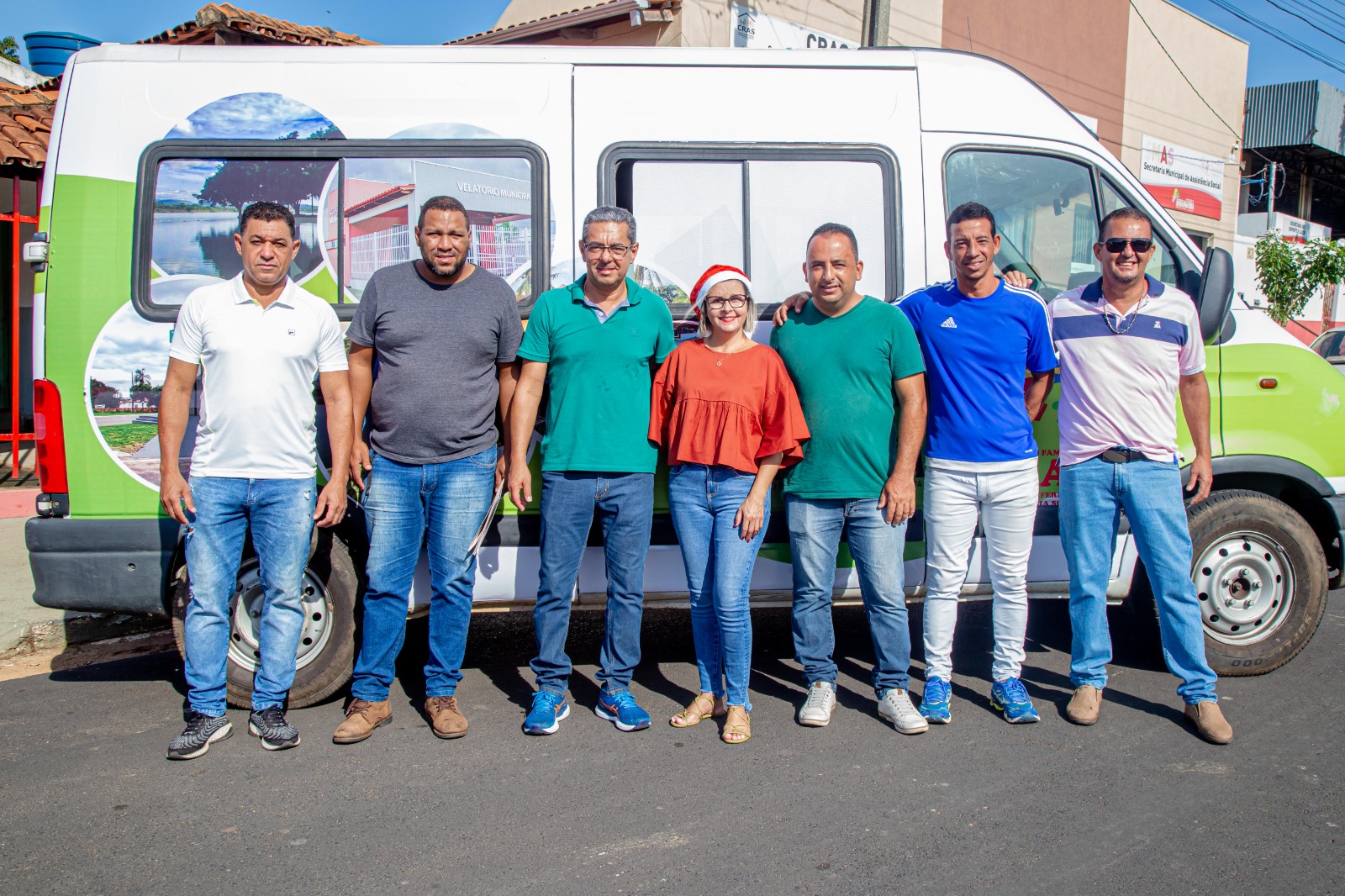 Prefeito Marcelo Paiva, 1ª dama Susana Franco e aliados recebendo Van doada pelo Detran ao CRAS