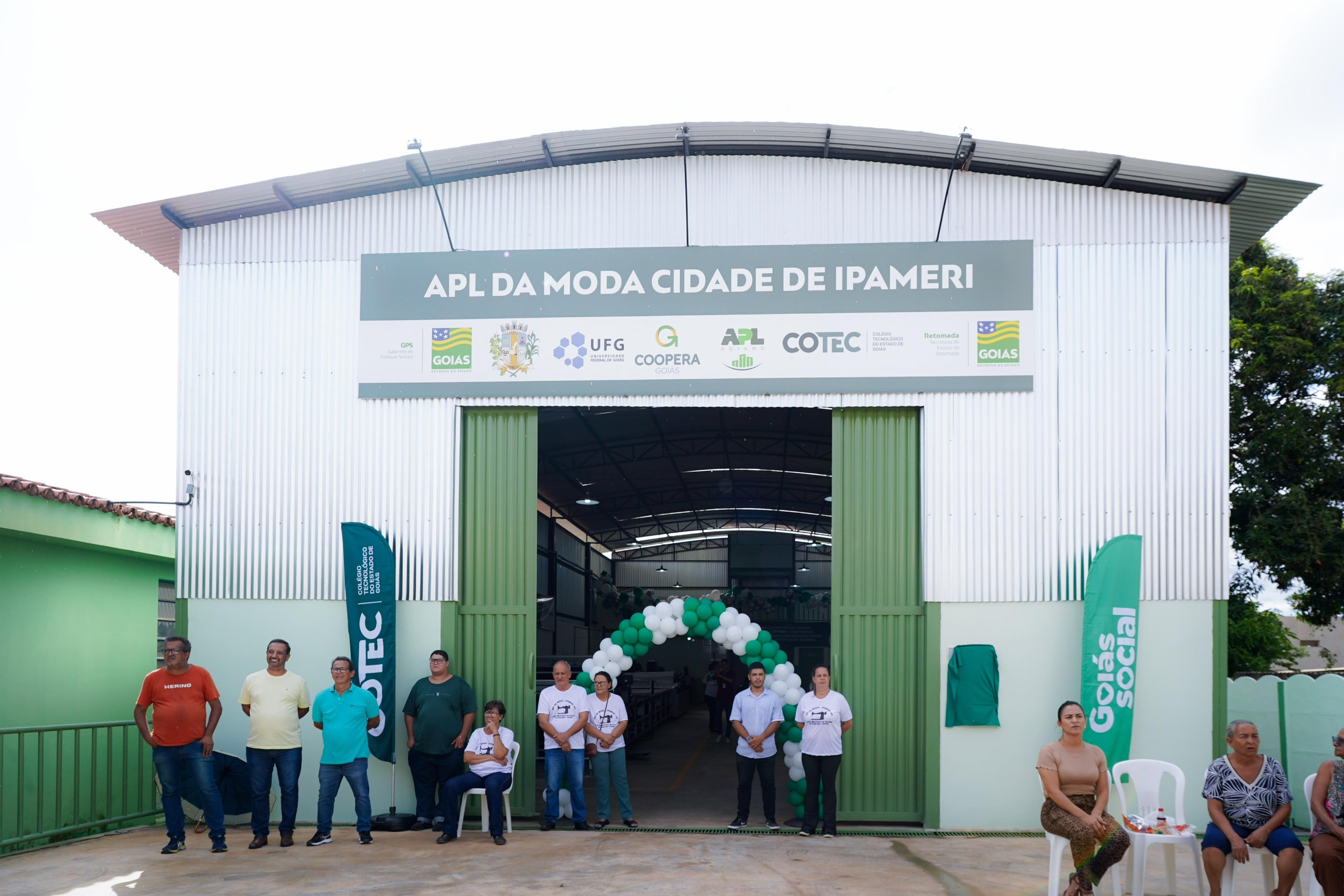 Ronaldo Caiado entrega máquina de corte de tecido e destaca que iniciativa é uma forma de garantir autonomia às mulheres