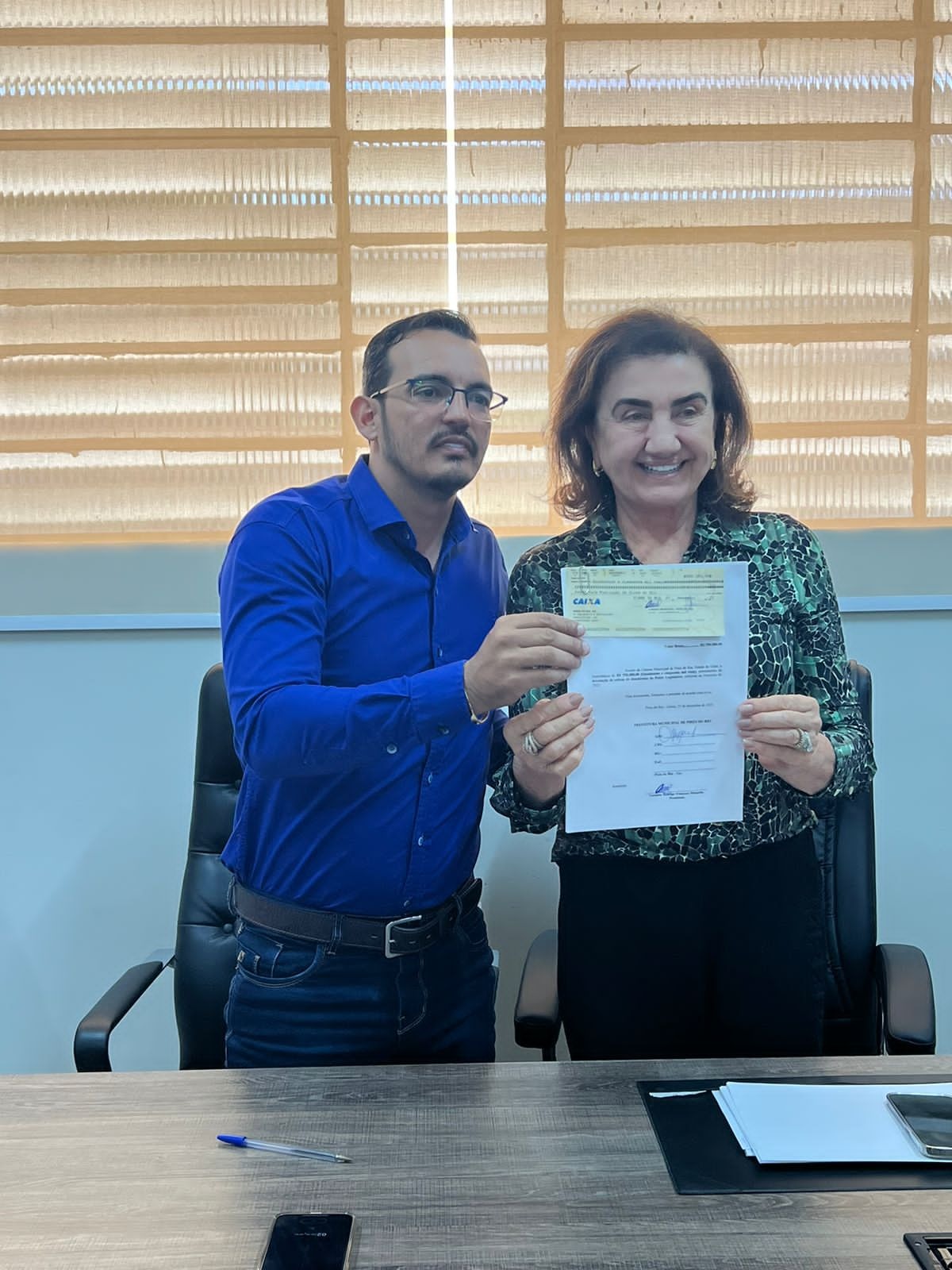 O presidente da Câmara Rodriguinho da Ótica em momento de entrega de cheque a prefeita Cida Tomazini, no último dia 28 de dezembro 