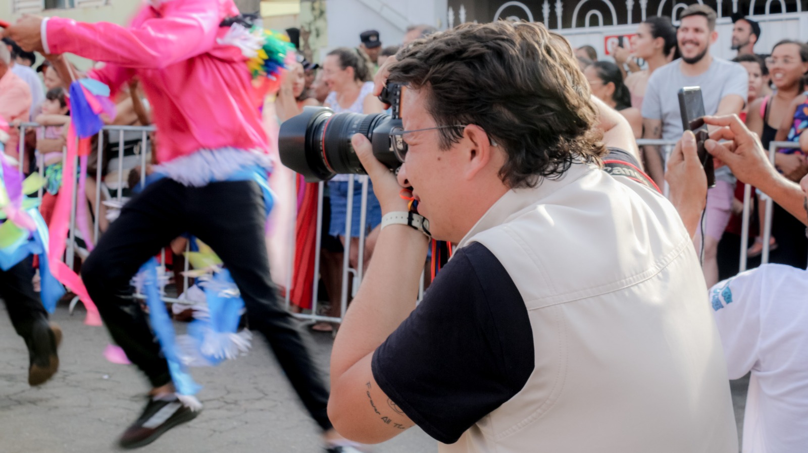 O fotógrafo catalano Lucas Machado, em momento de registro das apresentações das Congadas em Catalão Goiás 