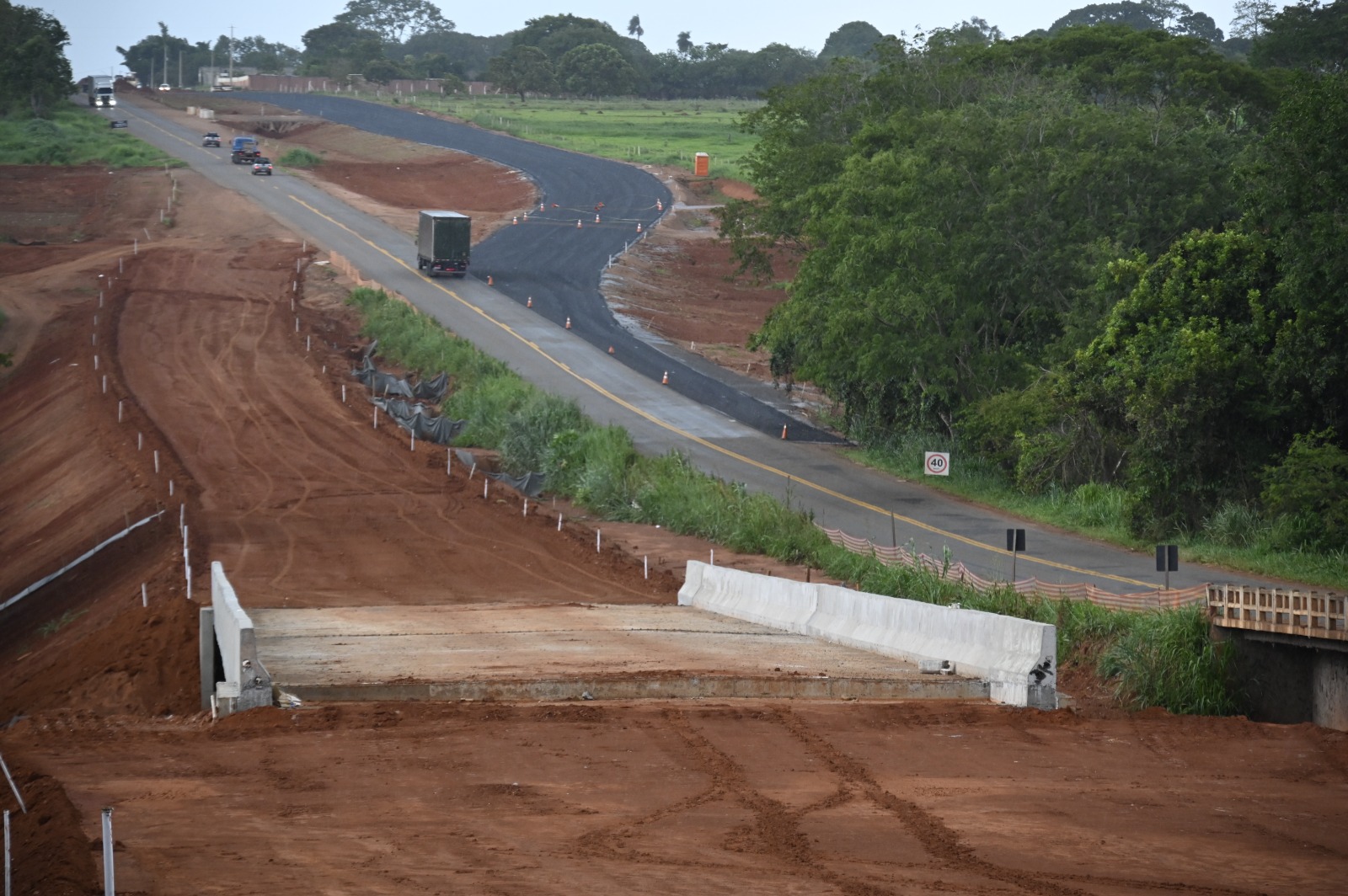 Conclusão da ponte sobre o Córrego Bonsucesso, nas obras de duplicação da GO-010, entre Goiânia e Senador Canedo