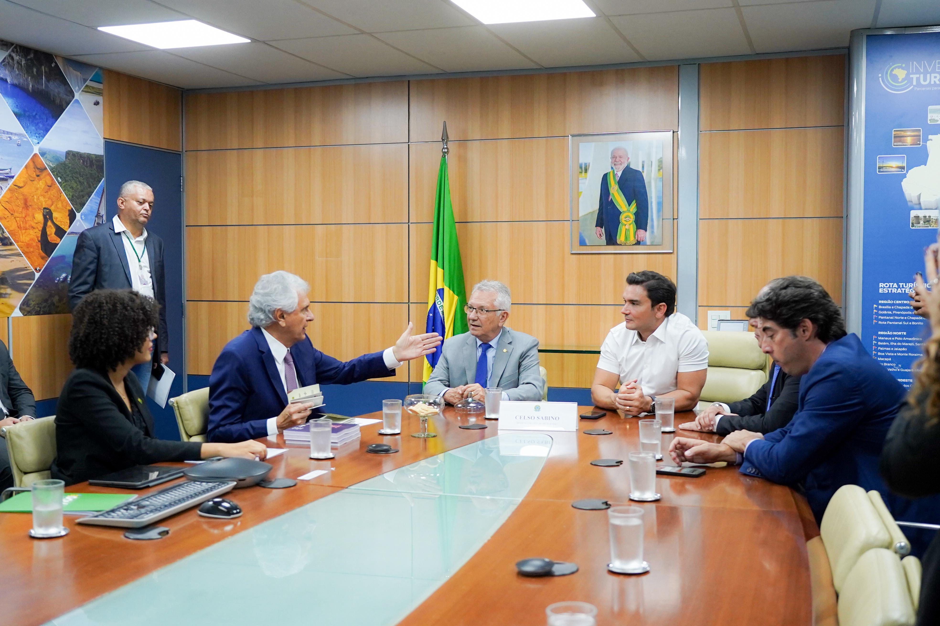 Comitiva de Goiás, encabeçada pelo governador Ronaldo Caiado, apresenta pedidos ao Ministério do Turismo