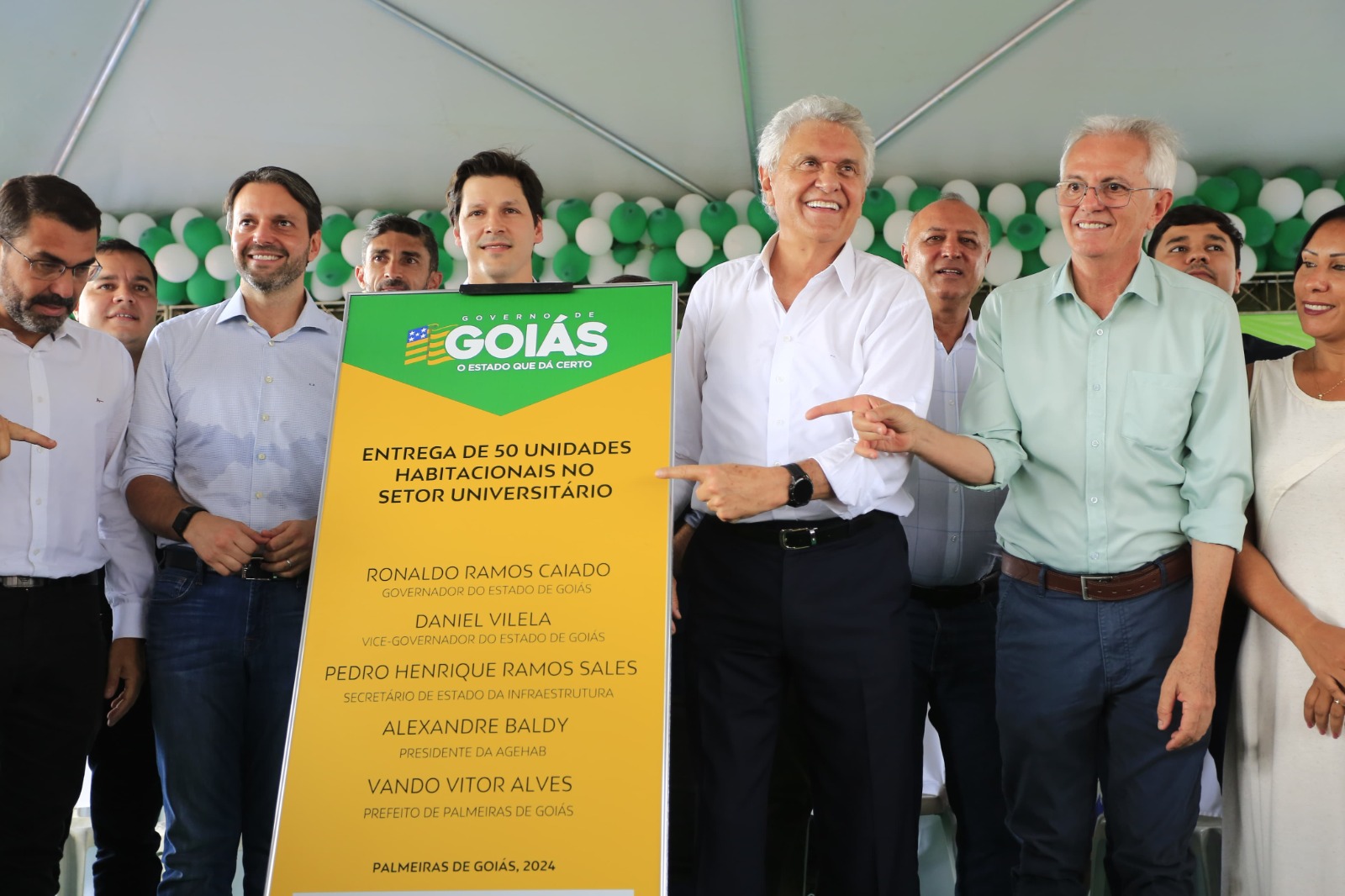 Governador Ronaldo Caiado realiza entrega de casas, em Palmeiras de Goiás 