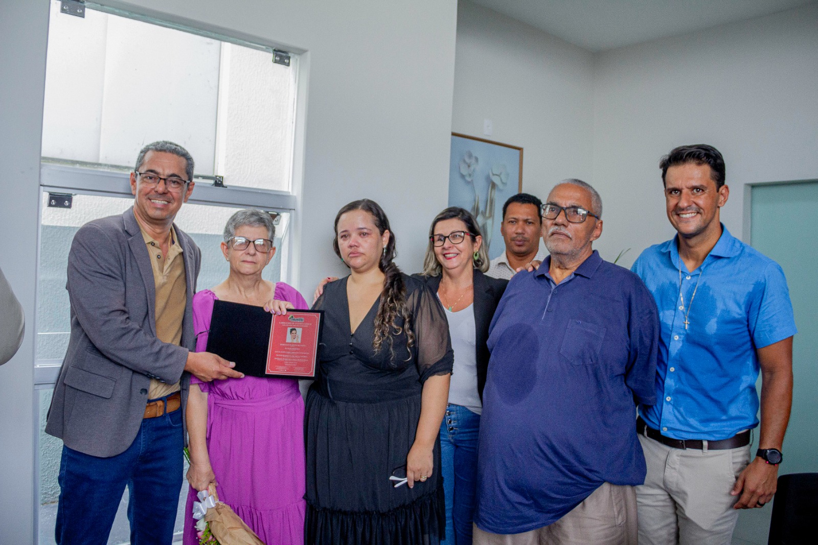 Prefeito Marcelo Paiva, 1ª dama Susana entregando placa de homenagem a familiares de Laila Beatriz Miranda Guimarães