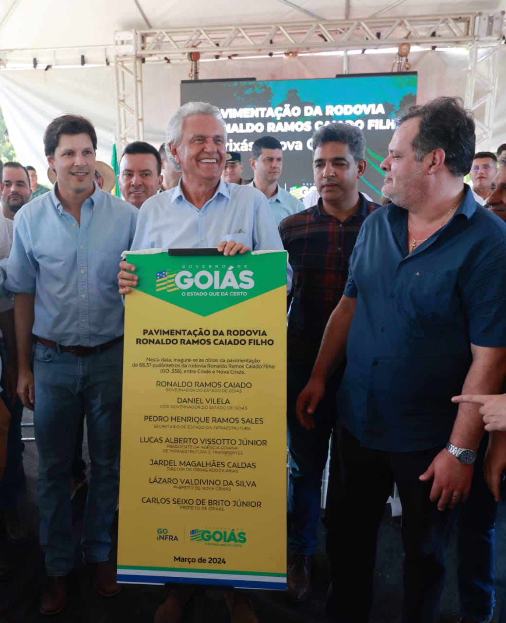Ao lado de auxiliares e lideranças locais, governador Ronaldo Caiado inaugura asfalto da GO-336: 